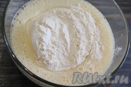 Соду предварительно погасить лимонным соком или уксусом. Добавить в яичную массу просеянную муку, крахмал и соду.
