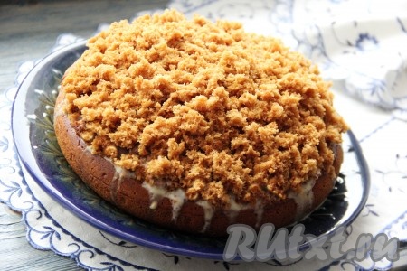 Затем посыпать бананово-творожный торт остатками мякиша, прикрыть высокой крышкой и поставить в холодильник на ночь.