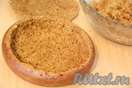  Достать мякиш из середины, оставив дно и бортик. Получилась такая тарелочка с бортиками.