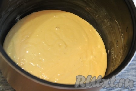 Чашу мультиварки смазать сливочным маслом, вылить тесто в чашу. Выпекать на режиме "Выпечка" 50 минут. Я за 10 минут до готовности перевернула корж. 