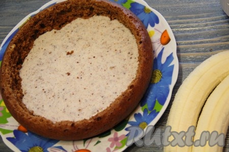  На дно коржа влить немного творожной массы. Бананы очистить.