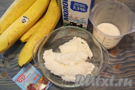  Подготовить продукты для начинки. Бананы лучше взять плотные и крепкие.