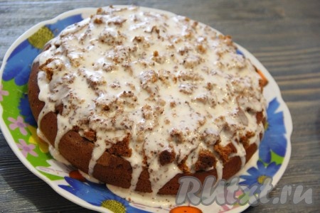 Мякиш коржа раскрошить в крошку и посыпать поверх бананов. Слегка полить творожной смесью.