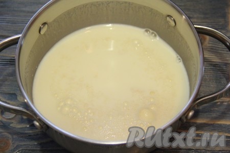 Желатин залить холодным молоком и оставить на 10-15 для набухания.