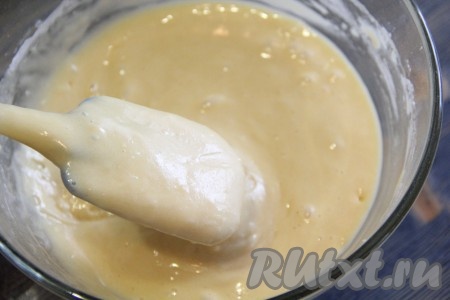 Всё тщательно перемешать силиконовой лопаточкой. Тесто получится не густым, но очень воздушным и лёгким. 