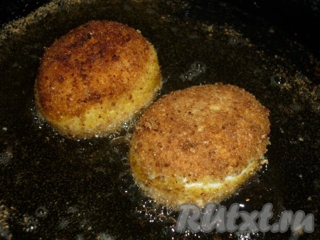 В сковороду налить растительное масло (высотой примерно в палец), хорошо разогреть, выложить яйца в панировке и обжарить до румяной корочки со всех сторон. 