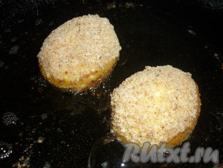В сковороду налить растительное масло (высотой примерно в палец), хорошо разогреть, выложить яйца в панировке и обжарить до румяной корочки со всех сторон. 
