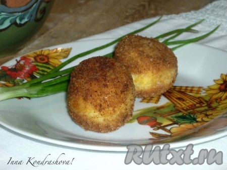 Аппетитные, сытные, вкусные куриные яйца, приготовленные в панировке, выложить на бумажное полотенце, чтобы убрать лишний жир и подать сразу на стол. 