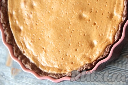 Поставить форму в разогретую духовку и выпекать при 180 градусах примерно 45 минут. Готовый песочный пирог с черносливом полностью остудить (я оставила пирог на ночь в холодильнике).
