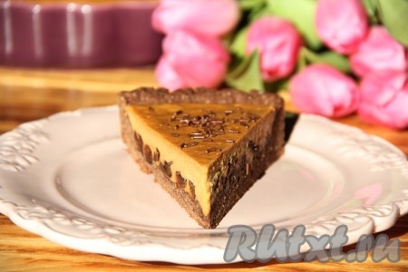 Перед подачей разрезать пирог на кусочки.
