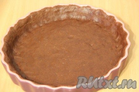 Выложить тесто в форму и равномерно распределить по форме, формируя бортики. Поставить форму с тестом в холодильник на 30 минут.&nbsp;
