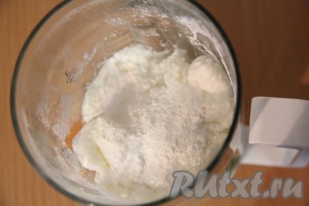 Затем всыпать крахмал. 