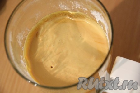 Пробить творожную массу до однородности.