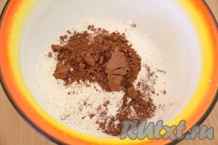 Просеять муку и разрыхлитель. Добавить какао.