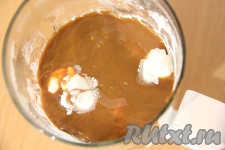 Далее влить в творожную массу варёную сгущёнку.