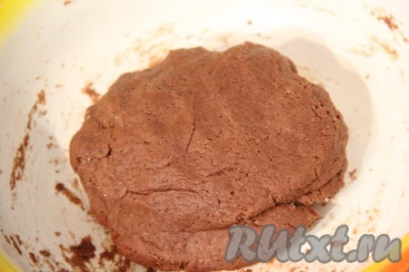 Замесить мягкое и эластичное тесто. 