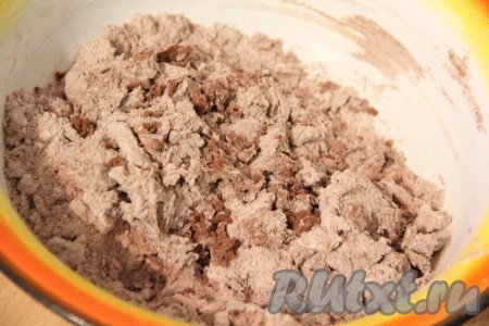  Перетереть муку с маслом в крошку.