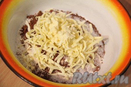 Сливочное масло&nbsp;натереть на крупной тёрке или порубить на кусочки&nbsp;и добавить в мучную смесь.
