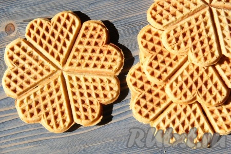 Овсяные вафли, приготовленные в электровафельнице по этому рецепту, получаются полезными, мягкими и очень вкусными. Я подала их к столу с мёдом.
