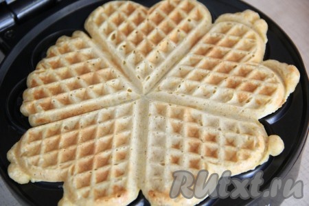 Выпекать вафли до золотистого цвета.