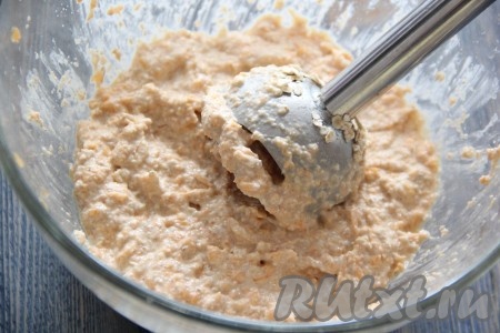  Пюрировать массу погружным блендером, а затем оставить на 10 минут для набухания хлопьев.