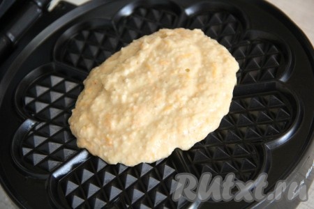 Электровафельницу хорошо разогреть, смазать растительным маслом. Выложить 2-3 столовые ложки теста и закрыть створки электровафельницы.