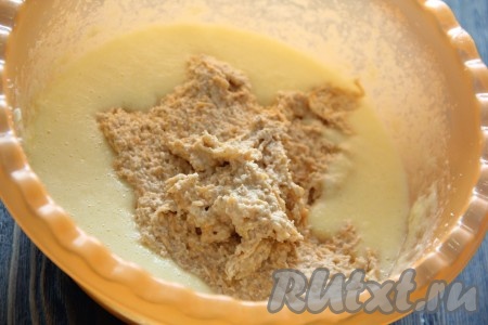 Добавить в масляно-яичную смесь овсяную массу.