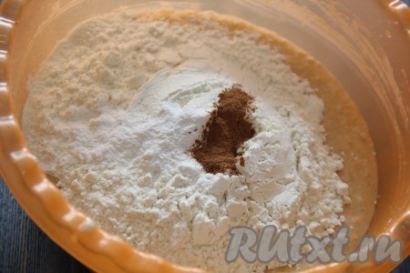 Всё тщательно взбить, затем добавить муку, соль, корицу и разрыхлитель.