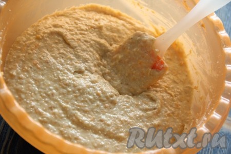 Всё хорошо перемешать силиконовой лопаткой, должно получиться тесто, как густая сметана.