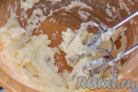 С помощью миксера взбить масло с сахаром.