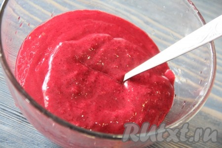  Ягодное пюре переложить в миску, добавить желатиновую массу. Всё тщательно перемешать.