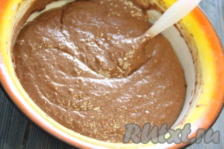 Всё тщательно перемешать силиконовой лопаткой. Тесто для торта получится гладким, блестящим и в меру густым.
