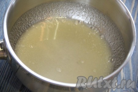 Пока наш бисквит печётся, а затем остывает, приготовим клюквенный крем для торта. Желатин залить водой и оставить набухать.
