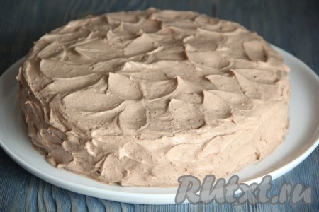 Покрыть торт шоколадным ганашом. Поставить в холодильник на ночь. Благодаря клюкве торт получился с ноткой кислинки, но от этого он стал еще более вкусным.
