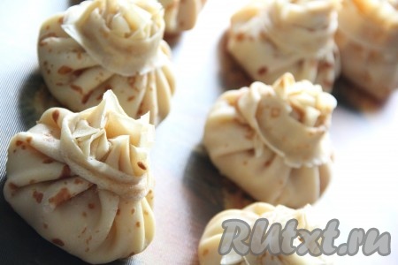 Запечь блины на застеленном бумагой противне в разогретой духовке буквально в течение 5-7 минут при 180 градусах, а затем подать к столу. Вот какие чудесные блины с начинкой из капусты с яйцом вышли у меня, угощайтесь!