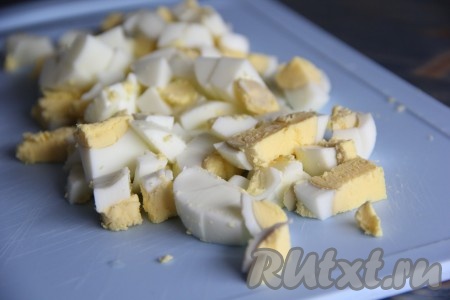 Яйца нарезать не мелко.