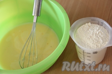  Всыпать муку.