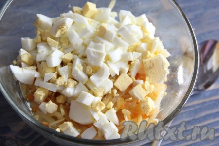 В объёмной миске соединить капусту и яйца, перемешать, если нужно, подсолить, снова перемешать и начинка для блинов готова.