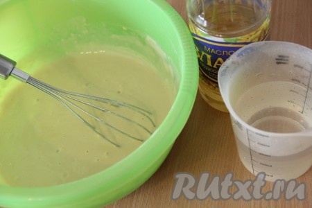 Перемешать блинное тесто до однородности. Затем в тесто тонкой струйкой влить 300 миллилитров кипятка, непрерывно перемешивая венчиком. Благодаря добавлению кипятка, готовые блины получатся тонкими, нежными и эластичными. Дать тесту отдохнуть 10 минут, затем добавить растительное масло и перемешать. Тесто получится жидким.