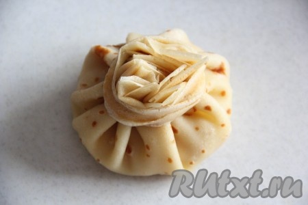 Можно завернуть блинчики обычным способом в виде конвертика, но я решила сделать подачу более оригинальной и завернула блины в виде мешочка.&nbsp;
