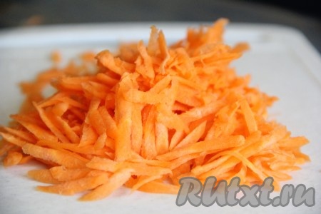 Морковь натереть на крупной тёрке.