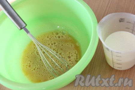 Слегка взбить яичную смесь венчиком. Затем добавить молоко, перемешать.