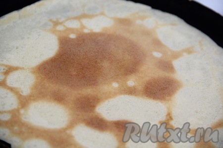 Сковороду смазать растительным маслом и очень хорошо разогреть. Вылить на сковороду половник теста, равномерно распределить, жарить блин на среднем огне до подрумянивания с двух сторон. Затем нежный, аппетитный блин переложить на тарелку. Периодически перемешивая тесто, постепенно пожарить все блинчики. Сковороду я смазывала маслом только перед жаркой первого блина. Масло входит в состав теста, поэтому блинчики хорошо переворачиваются в процессе жарки. Но многое зависит от качества покрытия сковороды, поэтому, если есть необходимость, можете немного смазывать сковороду маслом перед жаркой очередного блинчика.