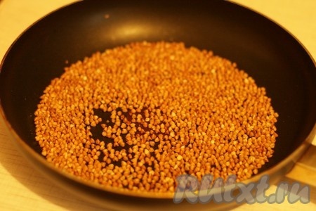 Промыть гречку и обжарить на сухой сковородке, постоянно помешивая, в течение 3 минут. 