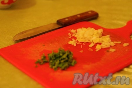 Лук и петрушку мелко порезать. 