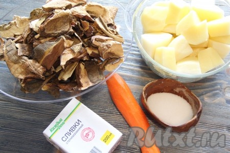 Подготовить продукты для приготовления супа-пюре из сушеных грибов со сливками. Картофель и морковь очистить.