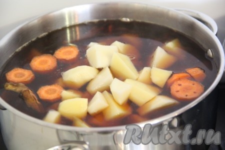  Затем добавить овощи в кастрюлю с грибами. 