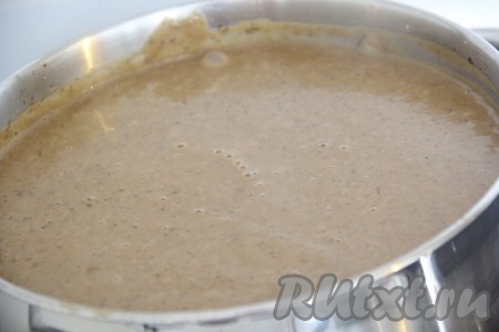 Поставить кастрюлю с супом-пюре из сушеных грибов и сливок на огонь, довести до кипения (но не кипятить), уменьшить огонь и потомить 3-5 минут, затем снять с огня и дать настоятся 10-15 минут.
