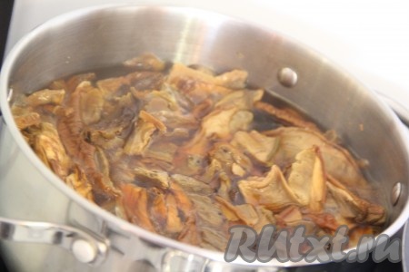  Затем залить грибы водой и поставить на огонь. Варить грибы с момента закипания 30 минут.