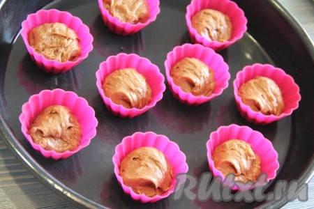 Разложить тесто по формочкам, заполняя их на 1/2 объёма.